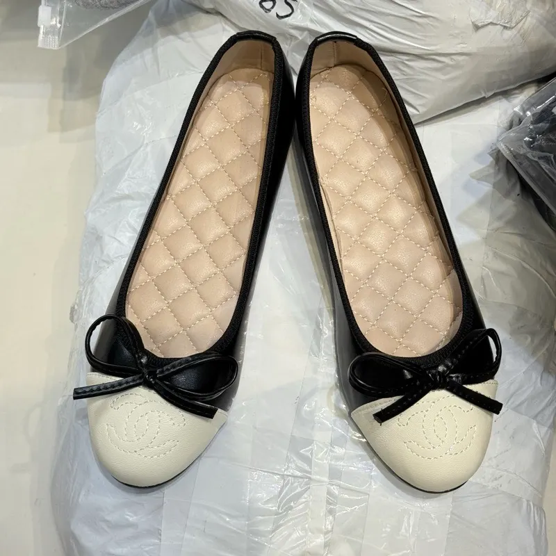 ស្បែកជើងខ្លប់រាប Chanel