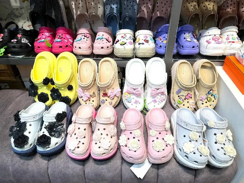Mega crocs