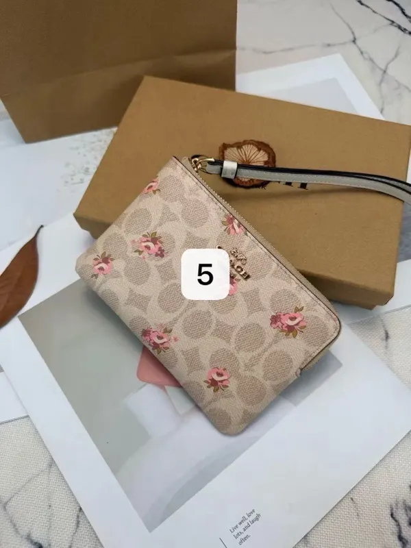 កាបូបលុយ មានដៃយួរ COACH