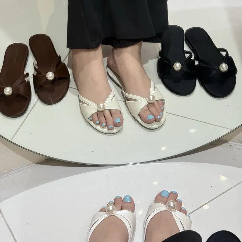 ស្បែកជើងផ្ទាត់រាបបូរ